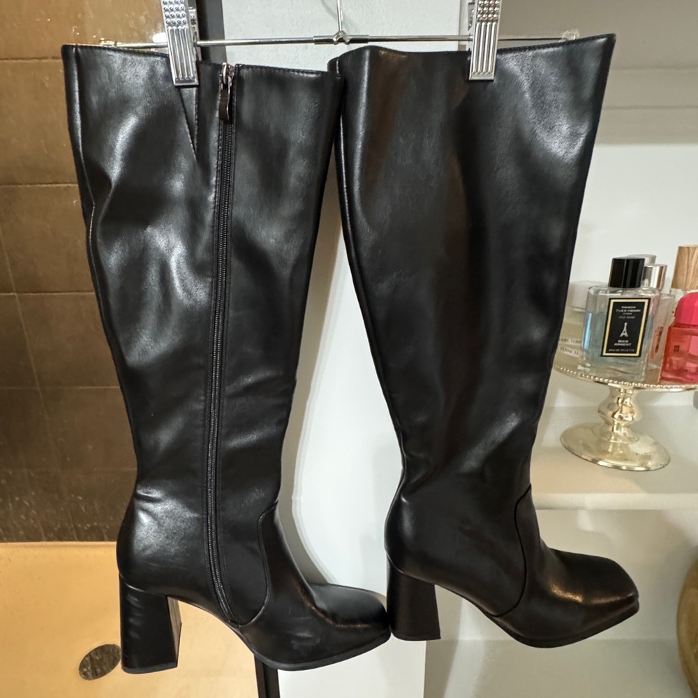 Modatope Black Knee-High Boots